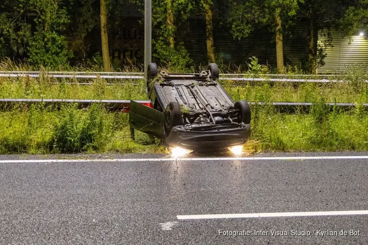 Beschonken automobilist belandt op de kop op A22 bij Beverwijk