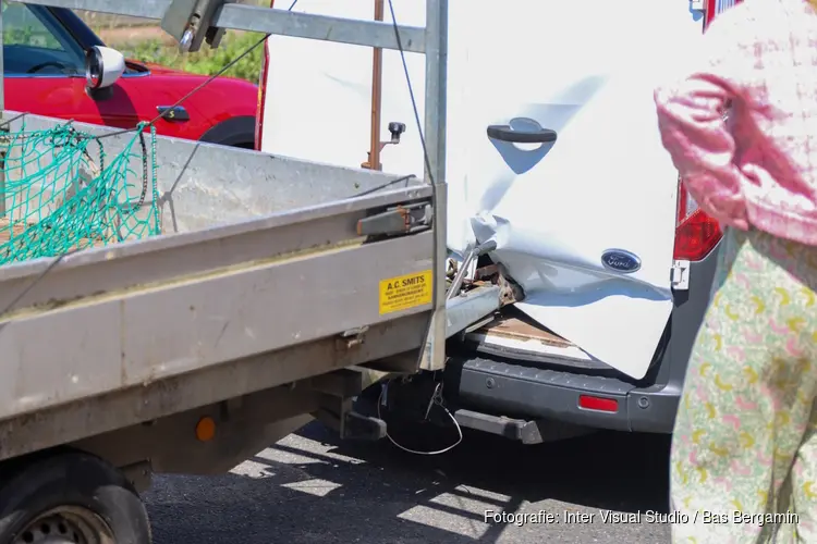 Auto tegen bestelbus en aanhanger gereden in Beverwijk