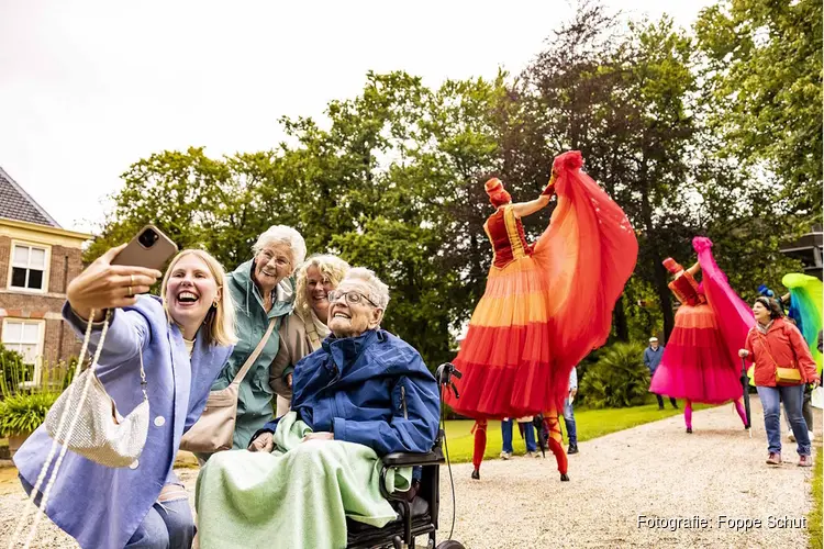 Natte maar mooie tweede editie van ouderenfestival volbloeiers in Beverwijk