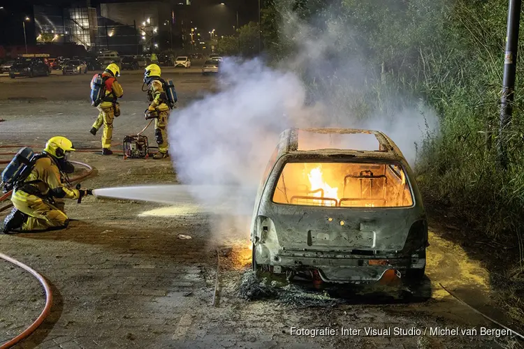 Auto uitgebrand op parkeerterrein achter bioscoop in Beverwijk