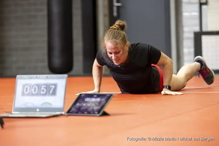 Tessa Mulder (42) zet wereldrecord op haar naam: 65 burpees in drie minuten