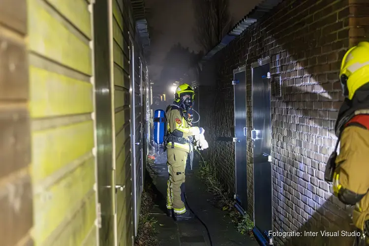 Brand in poort achter Elink Sterkstraat in Beverwijk