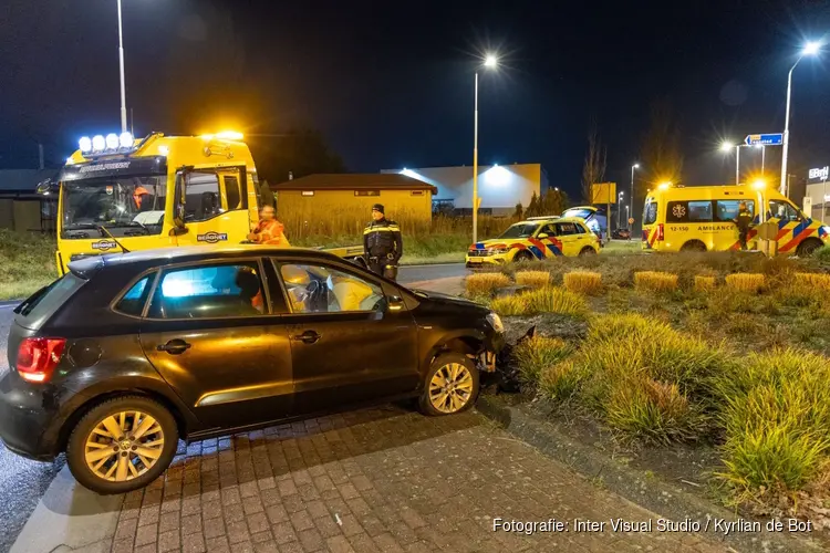 Automobilist rijdt rechtdoor op rotonde in Beverwijk