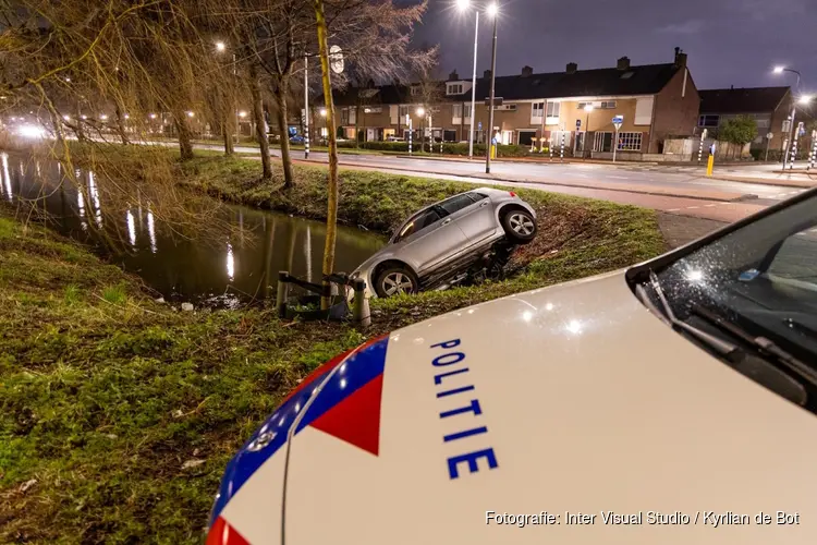 Auto eindigt in sloot in Beverwijk