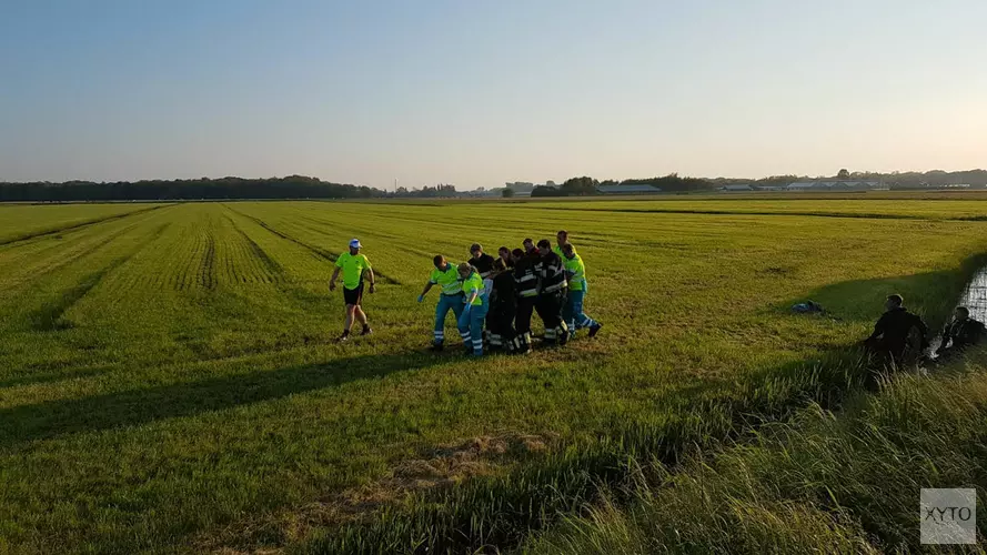 Man met scootmobiel de sloot in