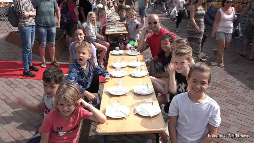 Kinderen doen gooi naar &#39;lunchend&#39; wereldrecord op markt Beverwijk