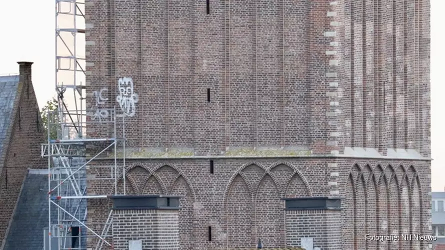 &#39;Gevlekte&#39; toren Beverwijk beklad met graffiti